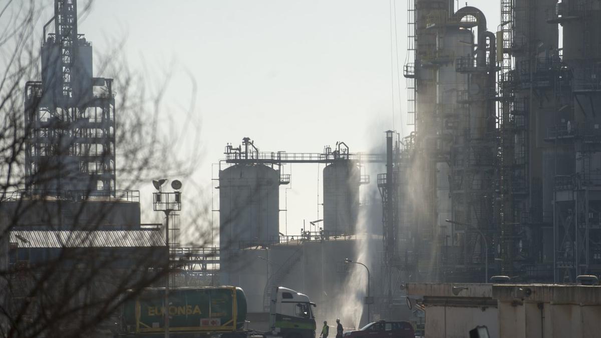 Zona cero tras la explosión de la petroquímica Iqoxe, en La Canonja, Tarragona, en enero.