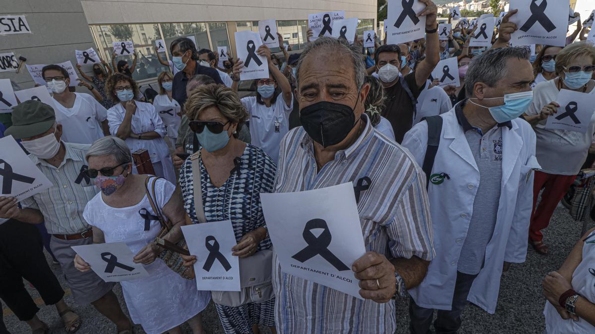 La ciudadanía se suma a las protestas del colectivo médico en Alcoy.