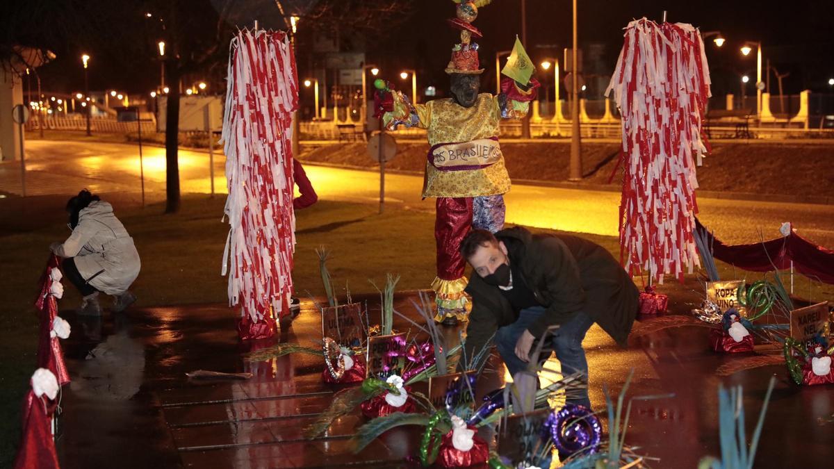 Os brasileiros, tras disfrazar la estatua de Manolo Preciado