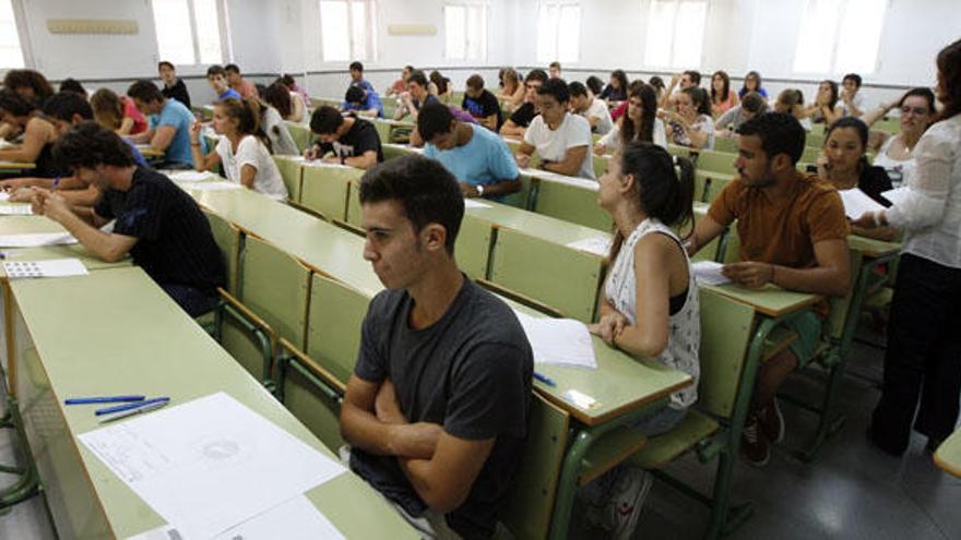 Alumnos justo antes de empezar un examen.