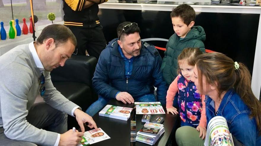 Nino firmando autógrafos a los niños en el acto de esta mañana