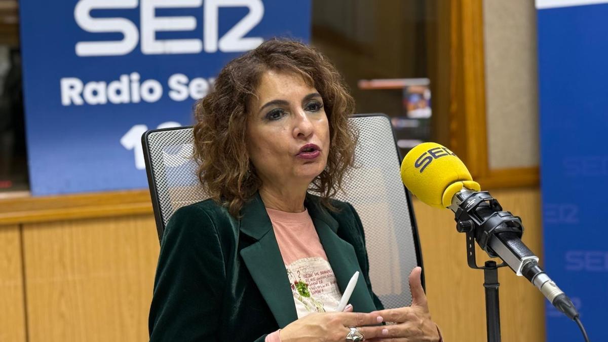 La vicepresidenta María Jesús Montero en una entrevista en la cadena SER.