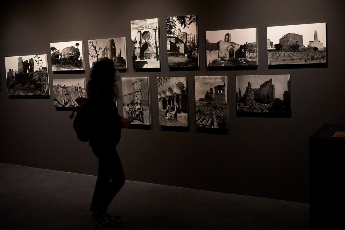 Una visitante contempla algunas de las imágenes de la muestra sobre la saga de fotógrafos Català-Roca.