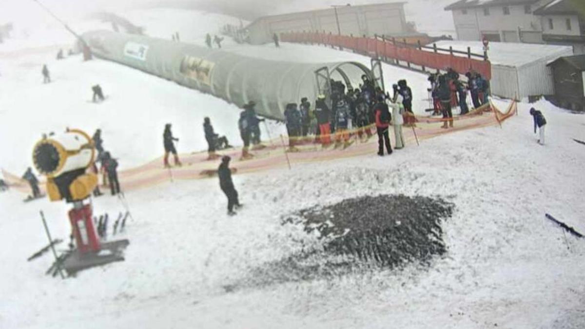 Esquiadores, en la zona baja de la estación de Pajares. | VALGRANDE-PAJARES