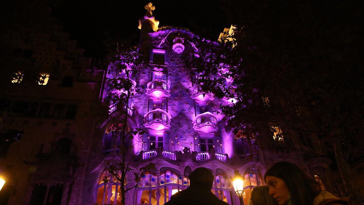 La casa Batlló de barcelona se ha vestido de lila para la ocasión 
