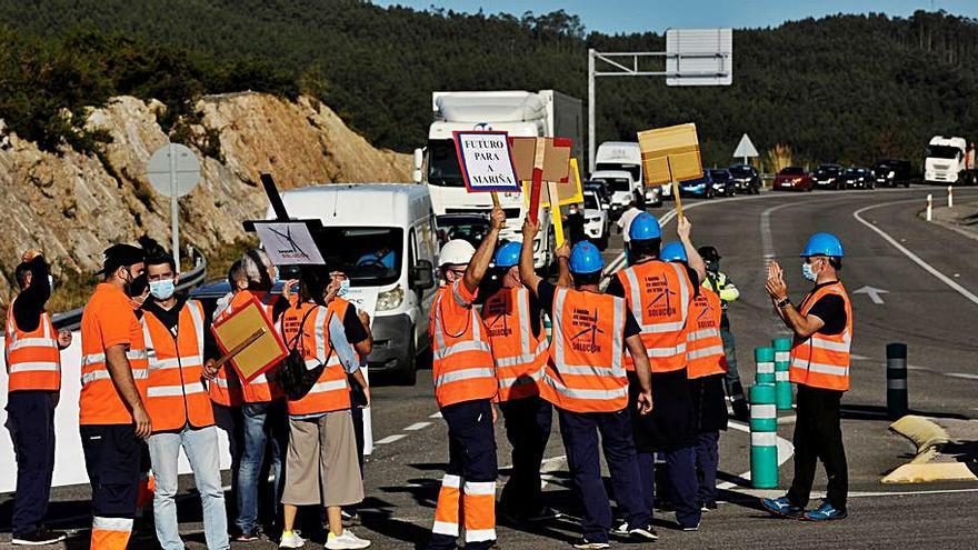 Trabajadores de Vestas ayer en la carretera LU-862.   | // ELISEO TRIGO/EFE