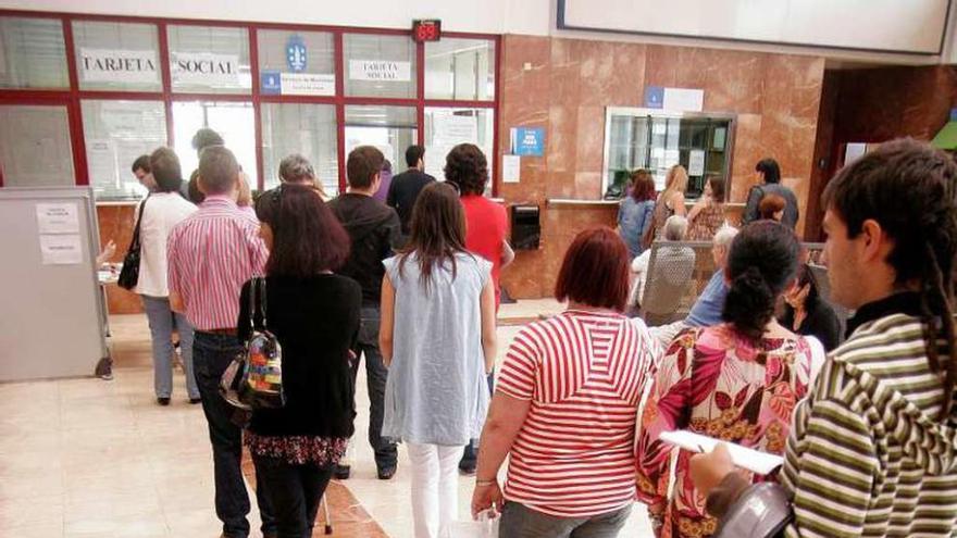 Colas para los trámites de la Millennium en la estación.