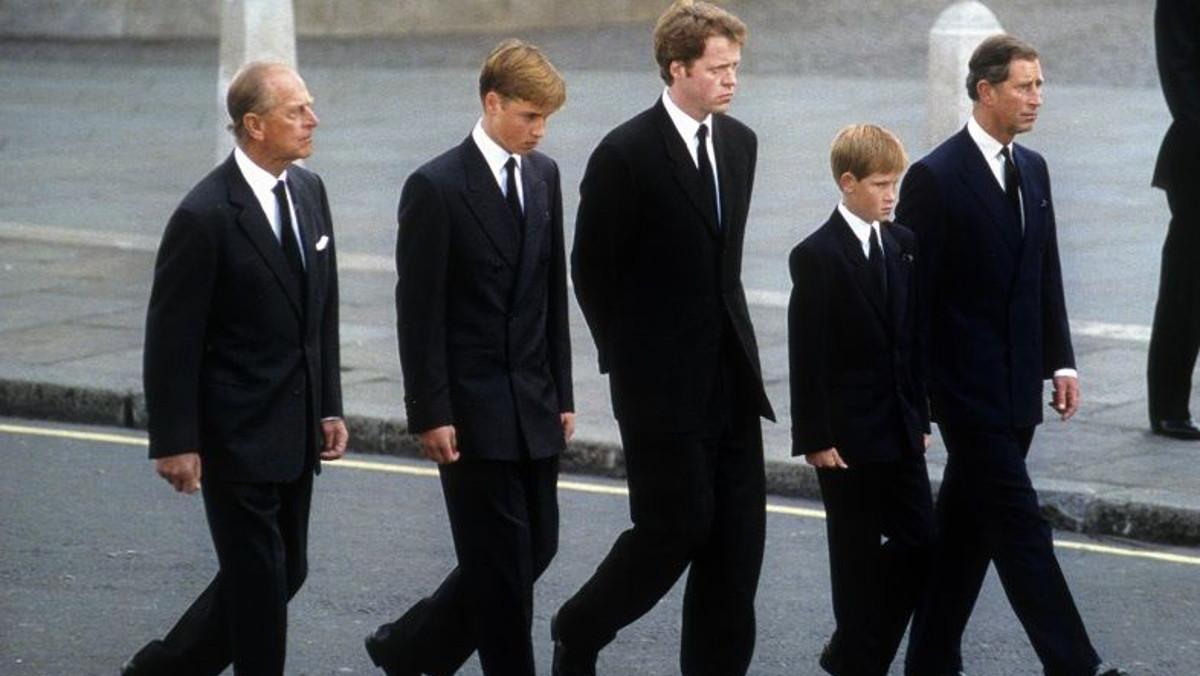 Los hijos de Lady Di, junto al Duque de Edimburgo, el príncipe Carlos y Charles Spencer, en el funeral de la princesa de Gales.
