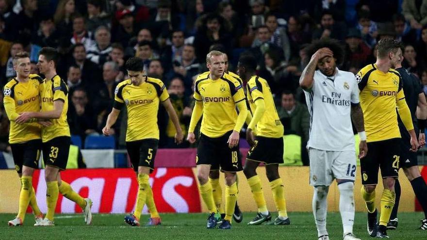 Marcelo se lamenta mientras los alemanes celebran el gol del empate.