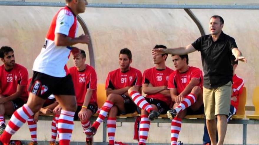 Piscis da órdenes a sus pupilos en el último partido jugado por el Arosa, en Ribadumia. // Iñaki Abella