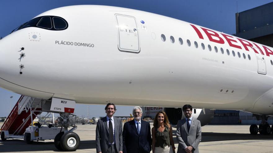 Plácido Domingo da su nombre al primer Airbus A350 de Iberia.