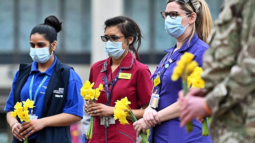 Los ingleses guardan un minuto de silencio. Reino Unido conmemoró ayer el primer aniversario del primer confinamiento impuesto en el país para contener la pandemia de COVID-19 con un minuto de silencio. La pandemia ha dejado en Reino Unido, hasta el momento, 126.284 fallecidos, 112 de ellos constatados durante las últimas 24 horas.  | EFE