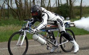 Un francès bat el rècord de velocitat a sobre d’una bicicleta-coet.