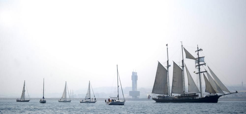 La Regata de Grandes Veleros abandona a A Coruña