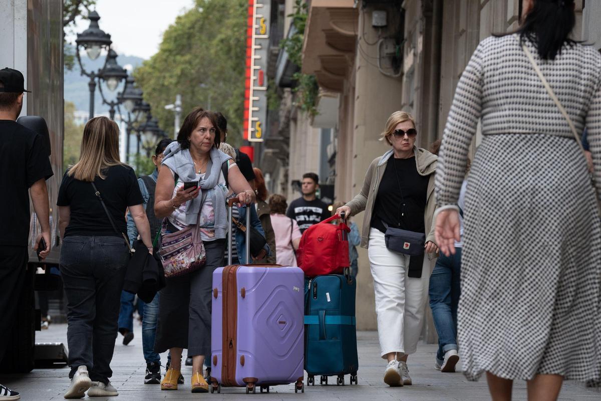 Varios turistas con maletas en el centro de Barcelona, a 17 de septiembre de 2024, en Barcelona, Catalunya (España).