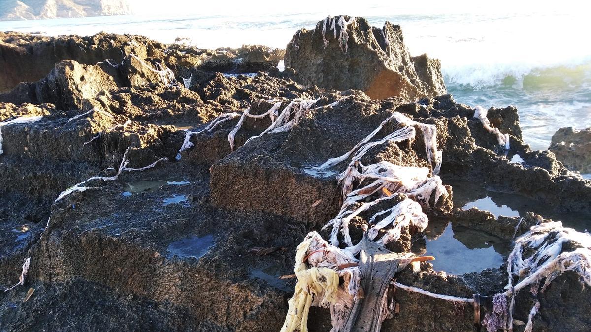 Las contaminantes toallitas, adheridas en las rocas de la Punta de l&#039;Arenal