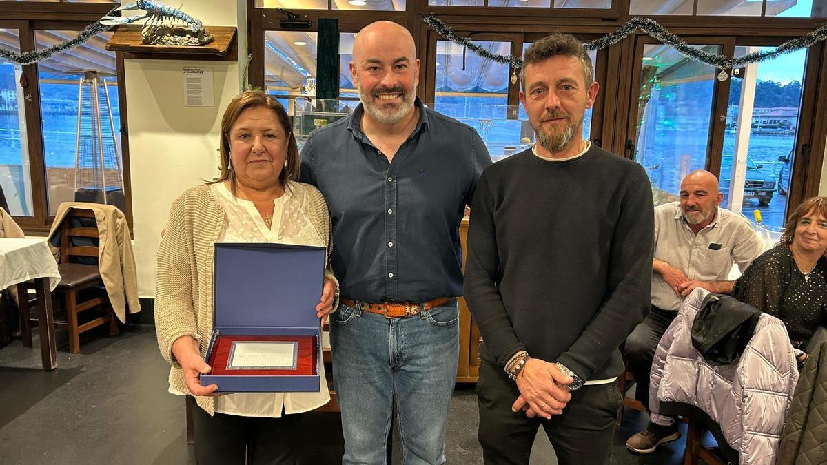 El alcalde riosellano, Paulo García –en el centro–, junto a los funcionarios homenajeados.