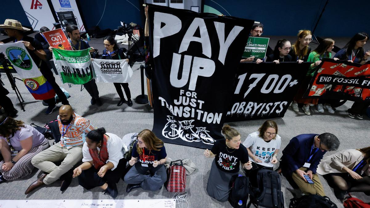 Environmental activists protest to urge world leaders to commit to a strong climate finance deal during the United Nations Climate Change Conference (COP29), in Baku, Azerbaijan November 16, 2024. REUTERS/Maxim Shemetov