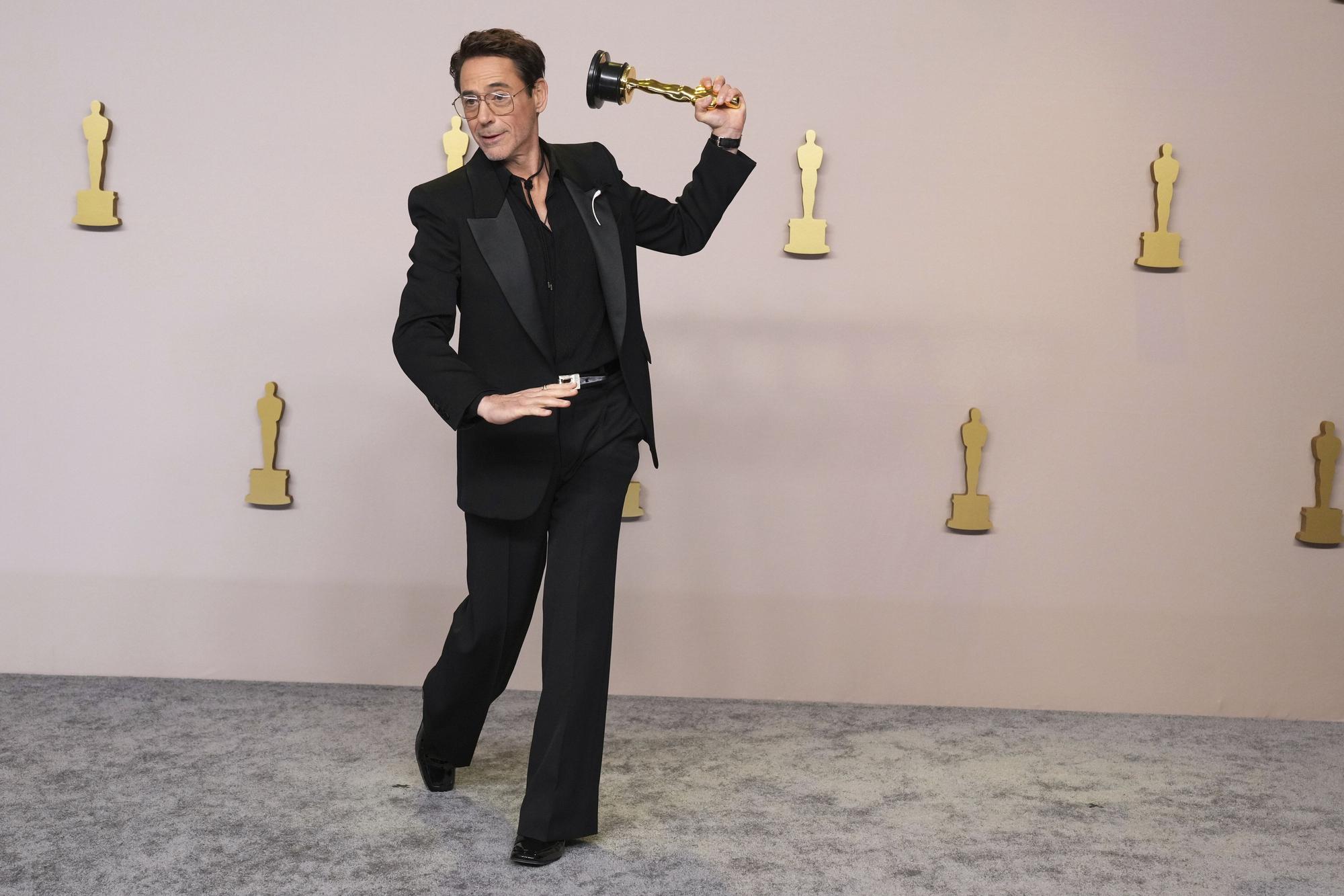 Robert Downey Jr. poses in the press room with the award for best performance by an actor in a supporting role for "Oppenheimer" at the Oscars on Sunday, March 10, 2024, at the Dolby Theatre in Los Angeles. (Photo by Jordan Strauss/Invision/AP) Associated Press/LaPresse Only Italy and Spain / EDITORIAL USE ONLY/ONLY ITALY AND SPAIN