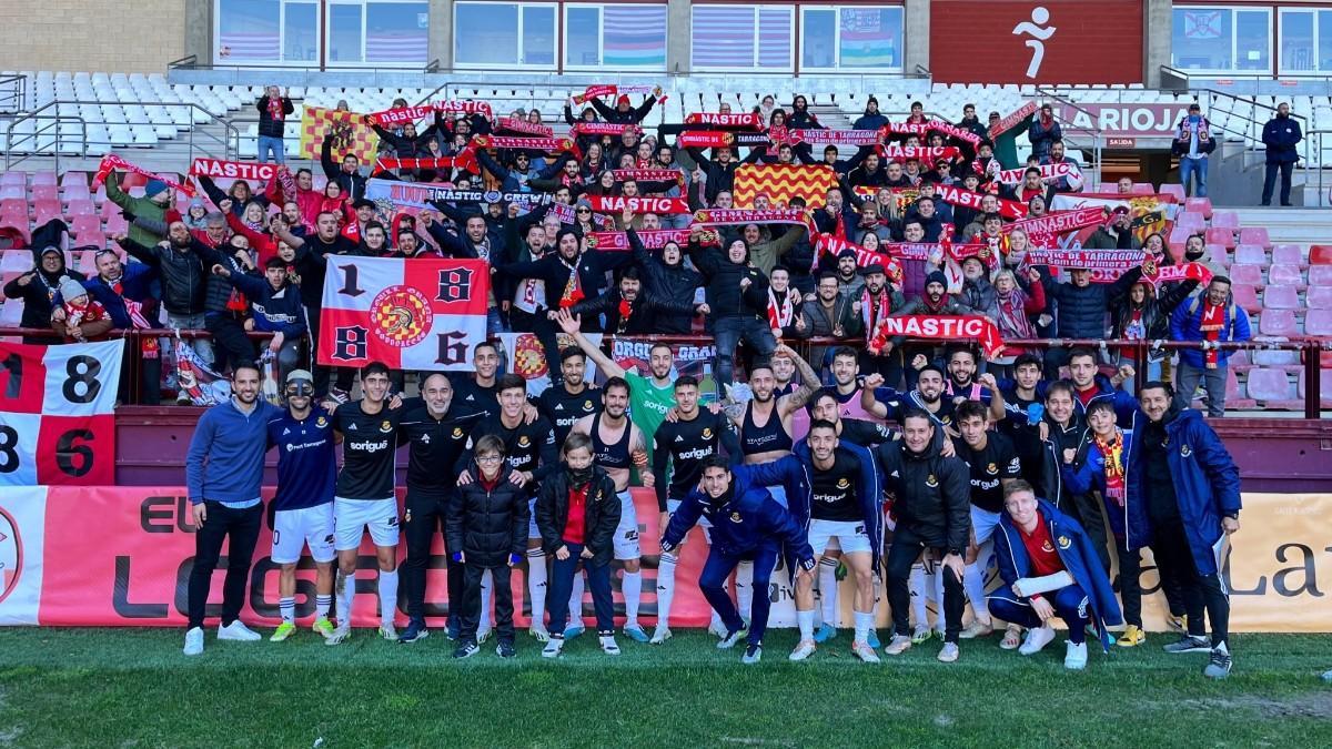 Los jugadores del Nàstic celebran la victoria con los aficionados