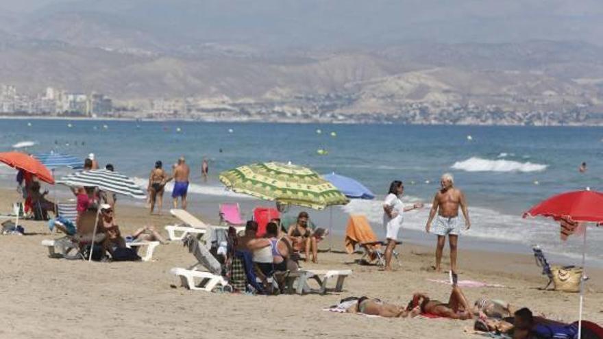 La temporada de playa se prolonga al otoño.