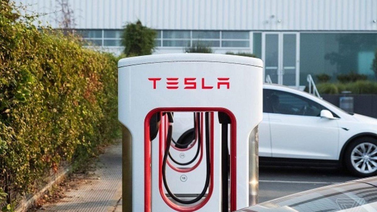 Tesla cierra algunos de sus Superchargers en España por el coronavirus