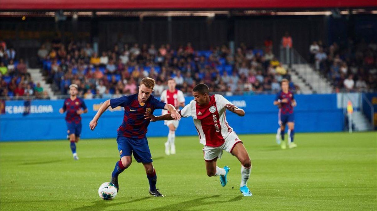 Carlos Javier &quot;Peque&quot; intenta escaparse de Devyne Rensch en la inauguración del Estadi Johan Cruyff