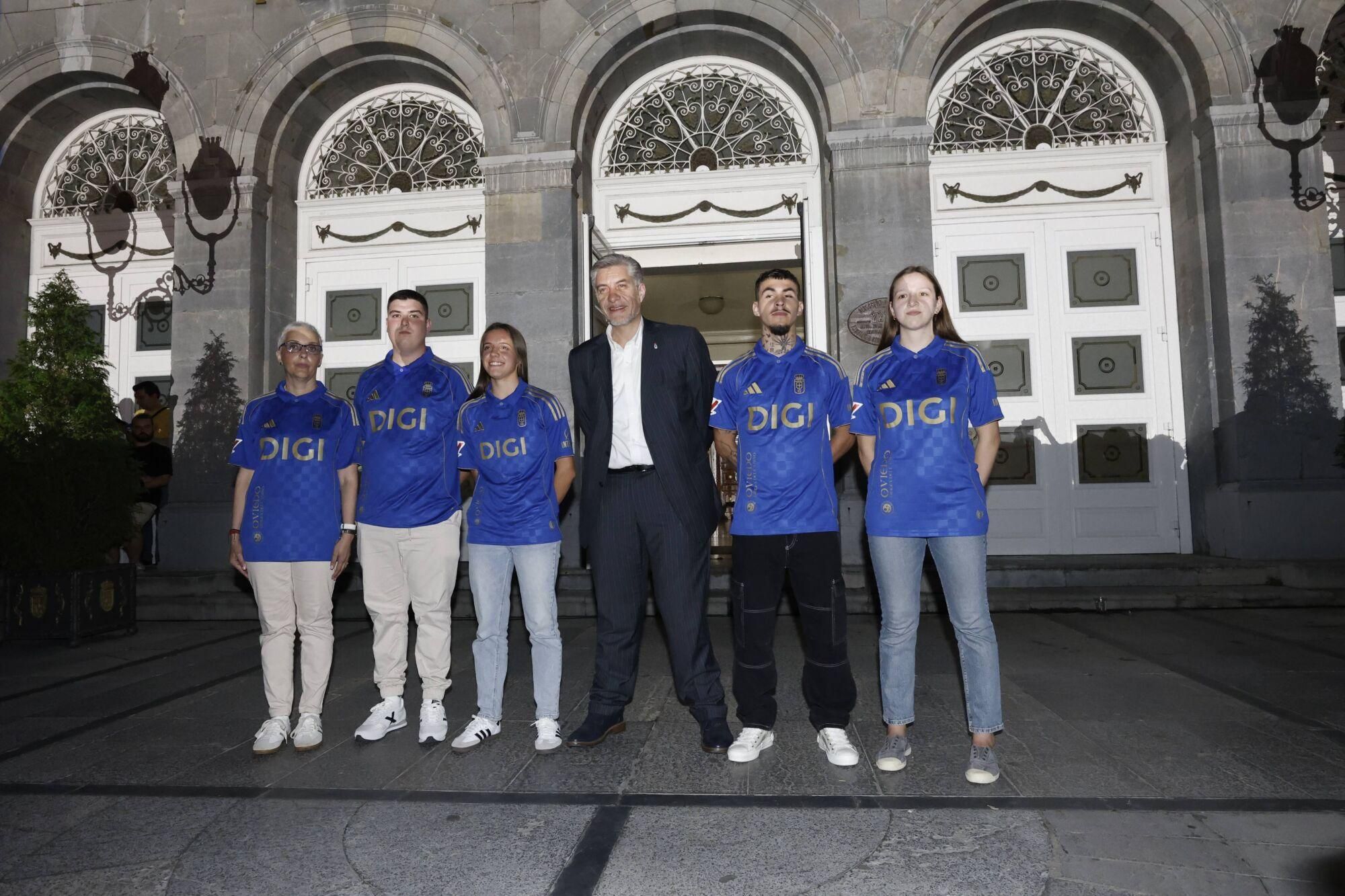 Así fue la presentación de la nueva camisera del Real Oviedo para jugar en Primera