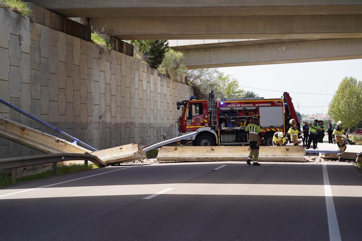GALERÍA | Cae parte de la estructura de un puente sobre la N-122 en Villagodio GALERÍA | Cae parte de la estructura de un puente sobre la N-122 en Villagodio