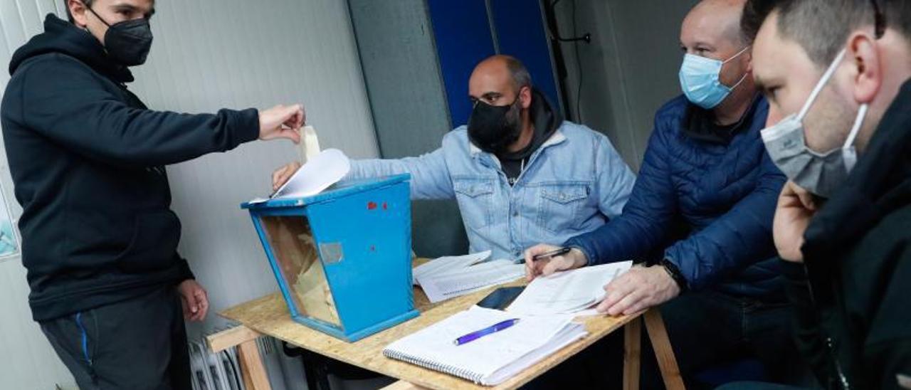 Víctor Fernández, trabajador de Alu Ibérica, vota ayer en Avilés. | Mara Villamuza