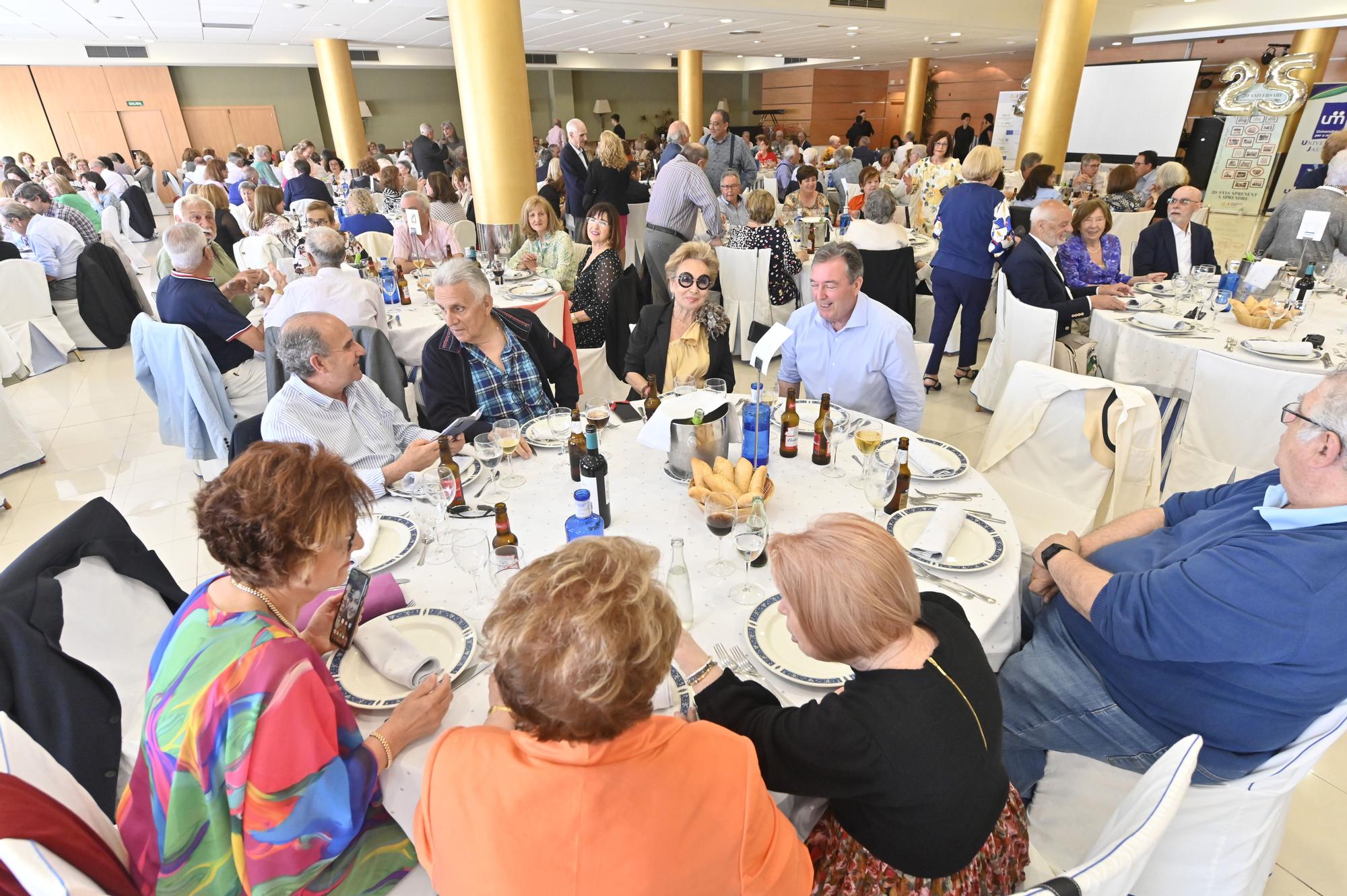 Los mayores universitarios de Castellón celebran una comida de hermandad