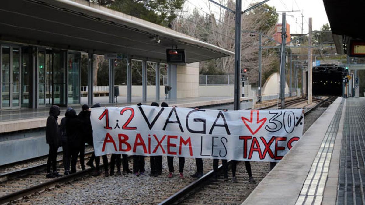 Els estudiants exigeixen una rebaixa en les taxes universitàries.