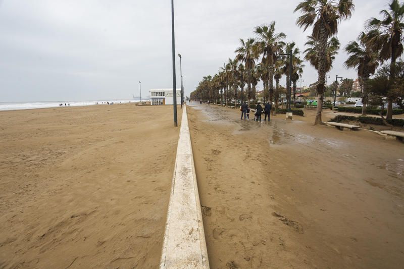 Temporal de lluvia: las mejores imágenes del paseo marítimo de València cubierto de arena