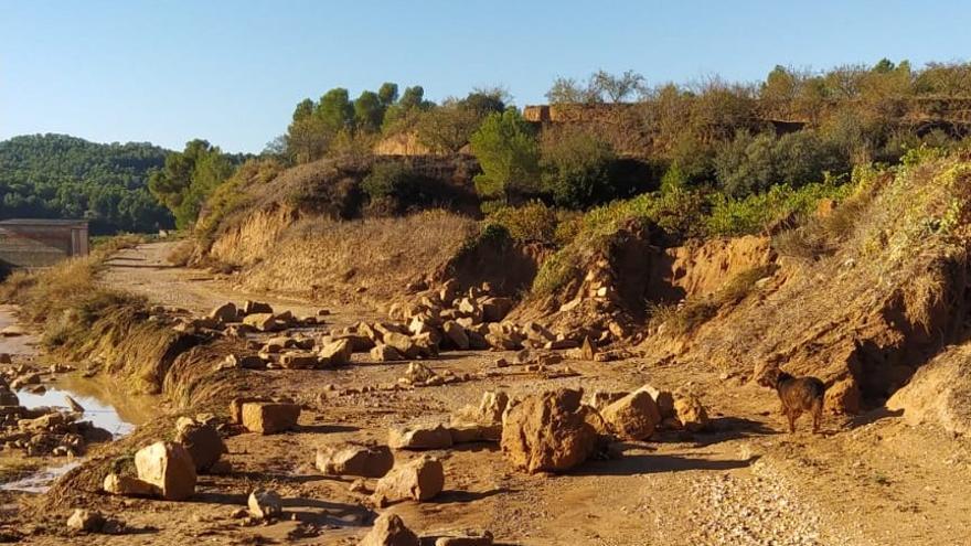 En Mazaleón intentarán abrir paso en los caminos con una retroexcavadora.