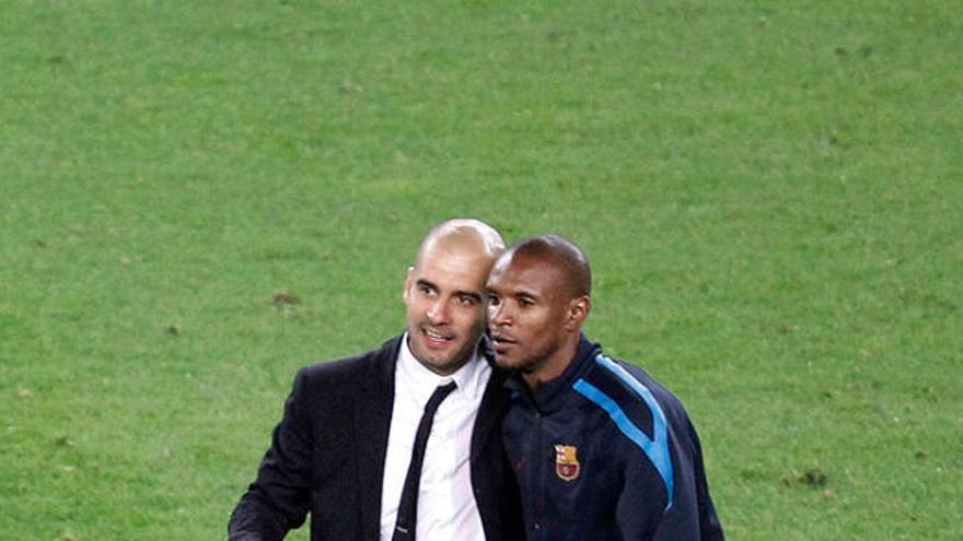 Pep Guardiola, abraçant-se a Éric Abidal al final del partit