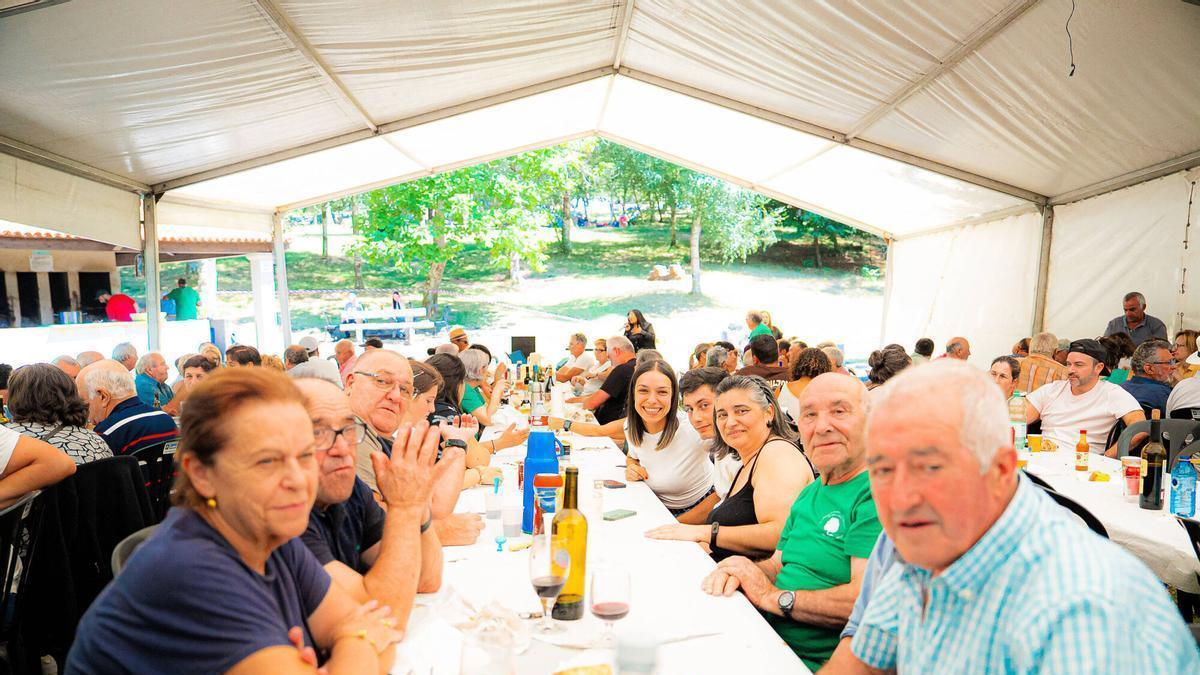 Asistentes a la feria que se celebra hoy en el Lago de Castiñeiras.