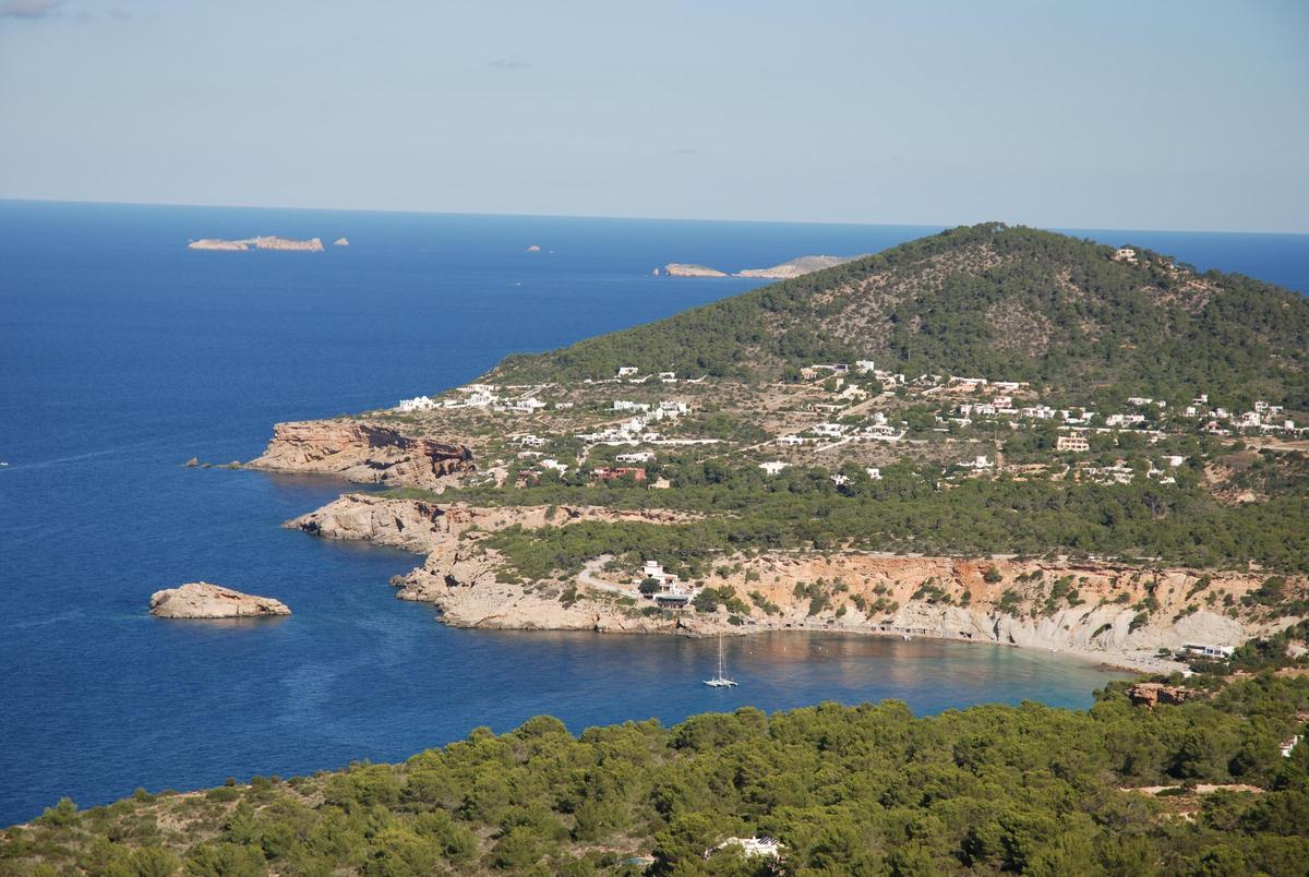 Viviendas diseminadas cerca de la costa en Ibiza.