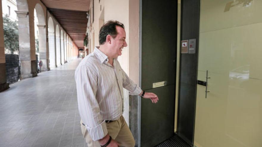 El alcalde de Inca, Rafa Torres, entrando en la sede del PP para la comida.