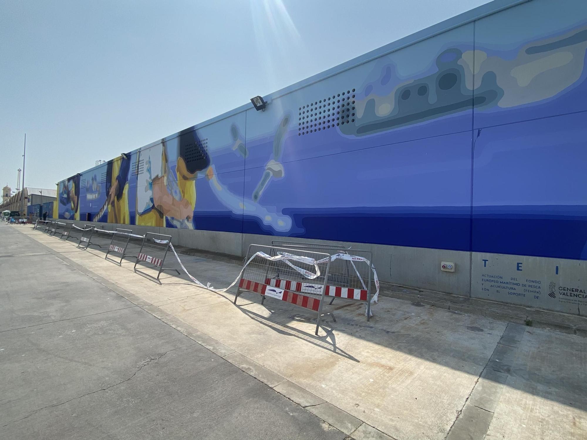 El mural "Teixint Xarxes" en la dársena del Puerto de Gandia