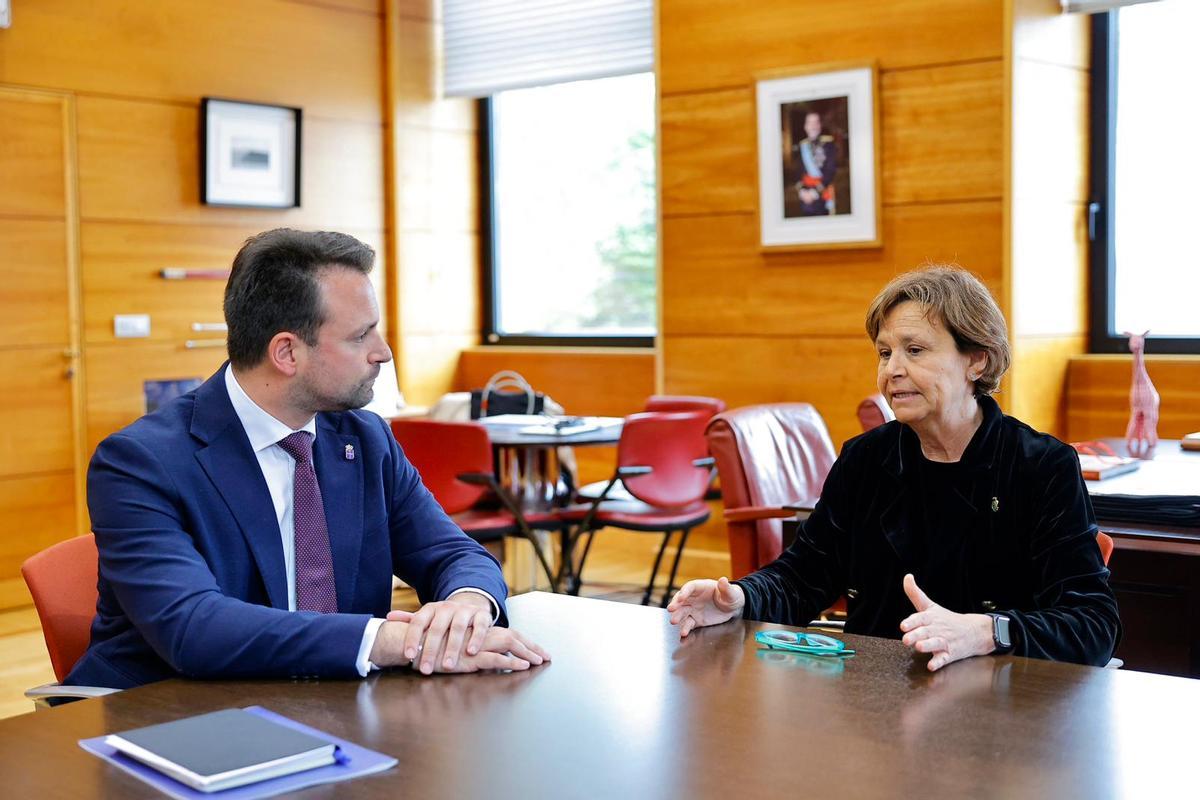 Álvaro Queipo y Carmen Moriyón, esta mañana, en el Ayuntamiento de Gijón.