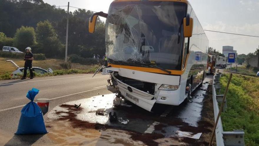 El turismo invadió el carril y chocó contra el bus.   | // BOMBEIROS DE DEZA