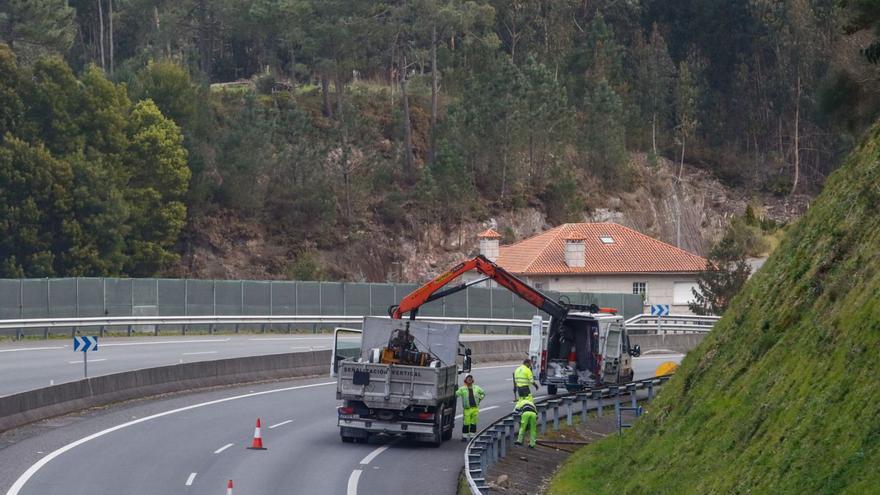 El arreglo de un talud obliga a circular con precaución por la Autovía do Salnés