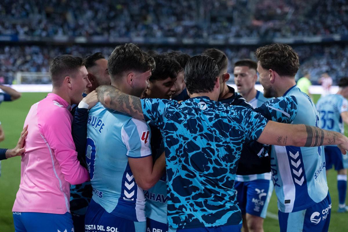 Los futbolistas del Málaga celebran su victoria en la pasada jornada ante el Ceuta.