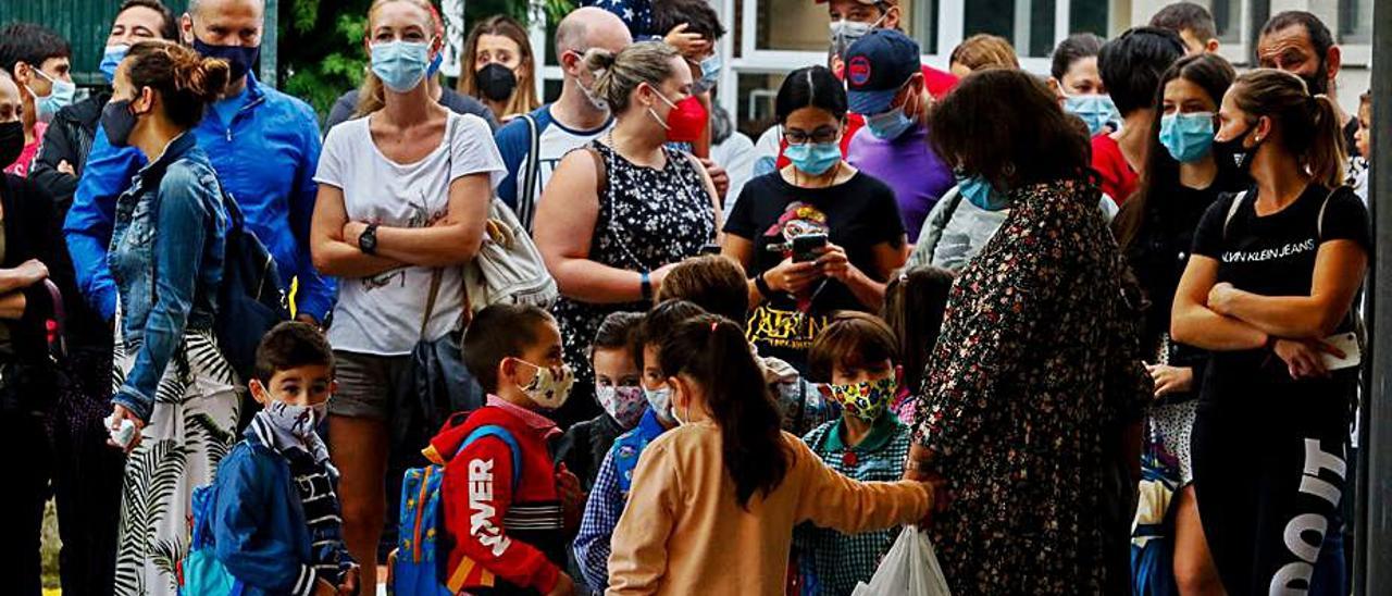 Los padres contemplan la entrada de los pequeños en el colegio en el día de ayer.