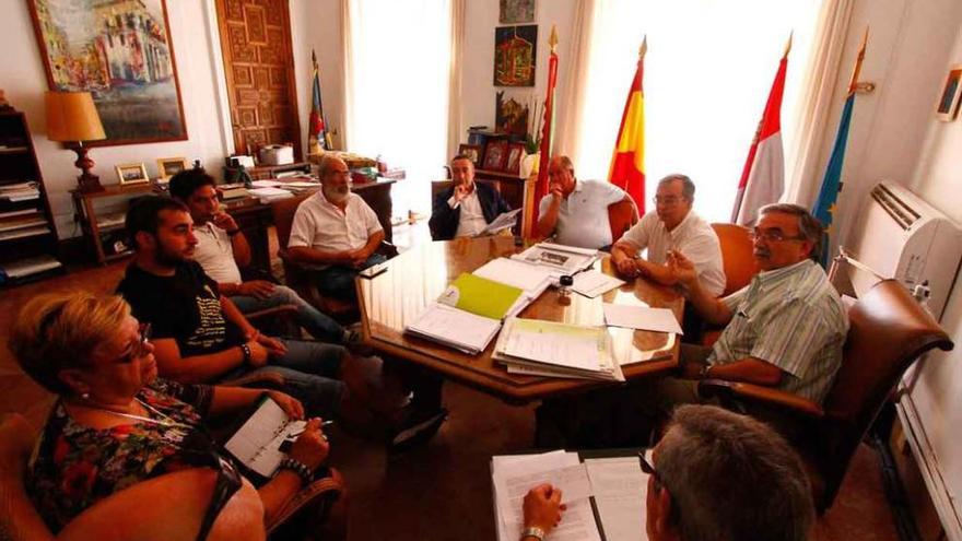 Reunión mantenida ayer entre la Asociación de Vecinos de San José Obrero y el Ayuntamiento.