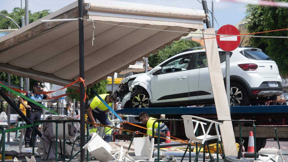 Un coche arrasa una terraza en Corralejo y deja varios heridos.