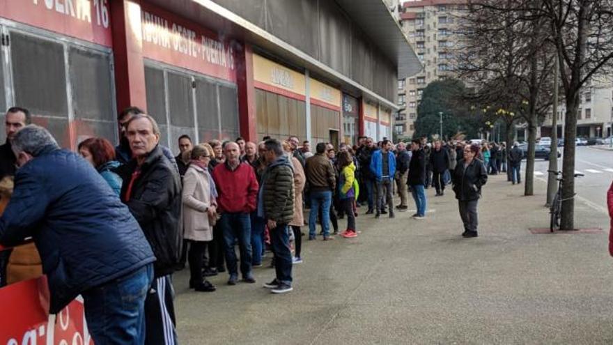 Colas en El Molinón esta tarde, para recoger la entrada para Lugo.