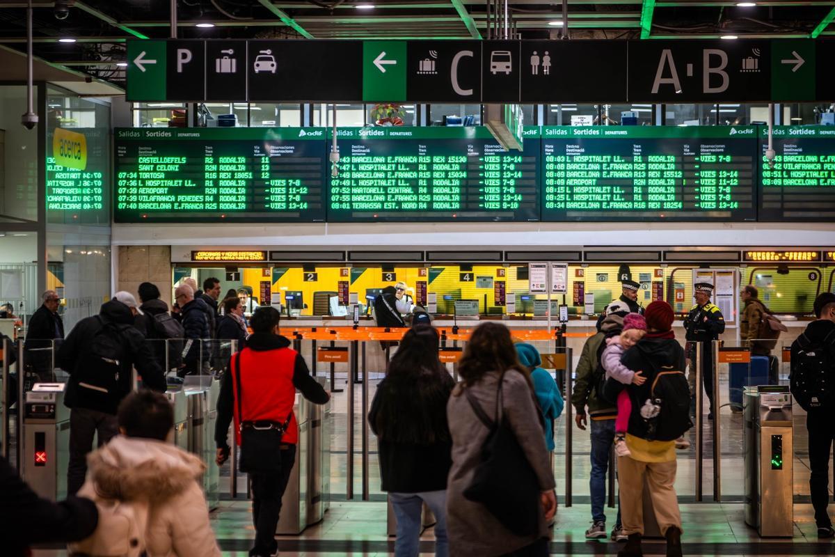 La estación de Sants, a primera hora de la mañana, el día del restablecimiento del servicio de Rodalies en Catalunya