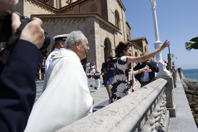 La misa con la Armada y la ofrenda floral del Carmen en Gijón, en imágenes