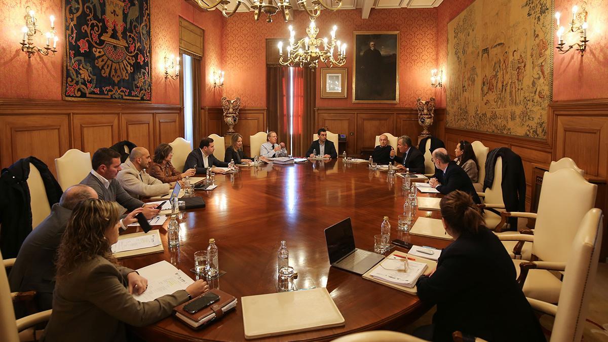 Luis López, centro, durante unha reunión do goberno da Deputación.